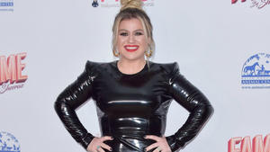 Kelly Clarkson unterschreibt Autogramm als Carrie Underwood
