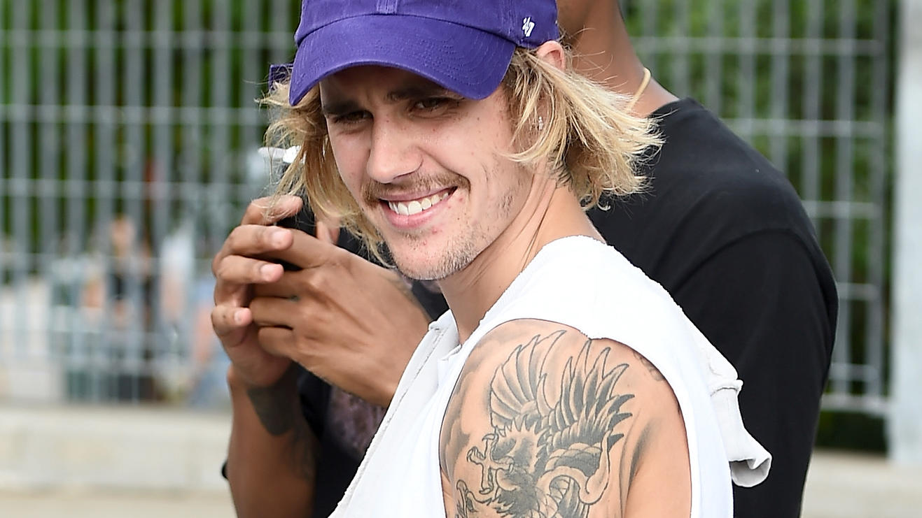 Justin Bieber hat plötzlich nackte Arme: Wo sind seine ganzen Tattoos hin?