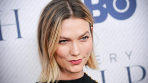 Karlie Kloss pumpt Milch ab
