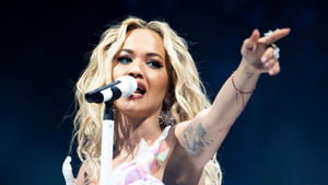 Rita Ora entschuldigt sich für das Brechen der Lockdown-...