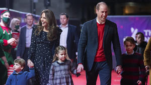 Prinz William & Herzogin Kate posten süßes Familienporträt