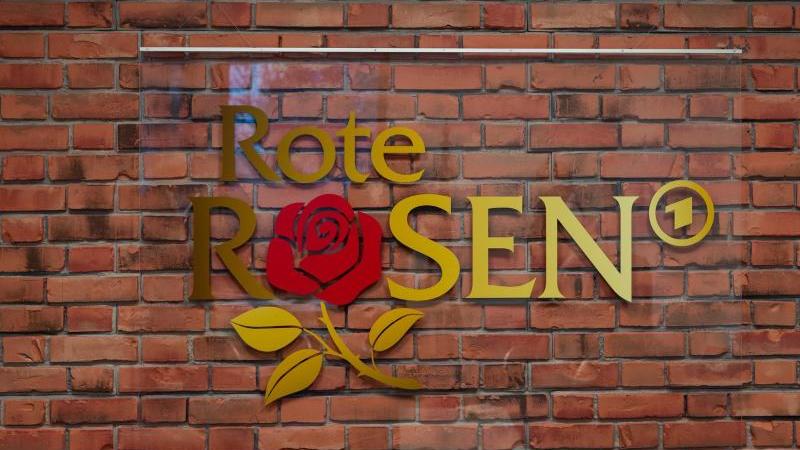 Das Logo der Telenovela "Rote Rosen" hängt im Studio an einer Wand.