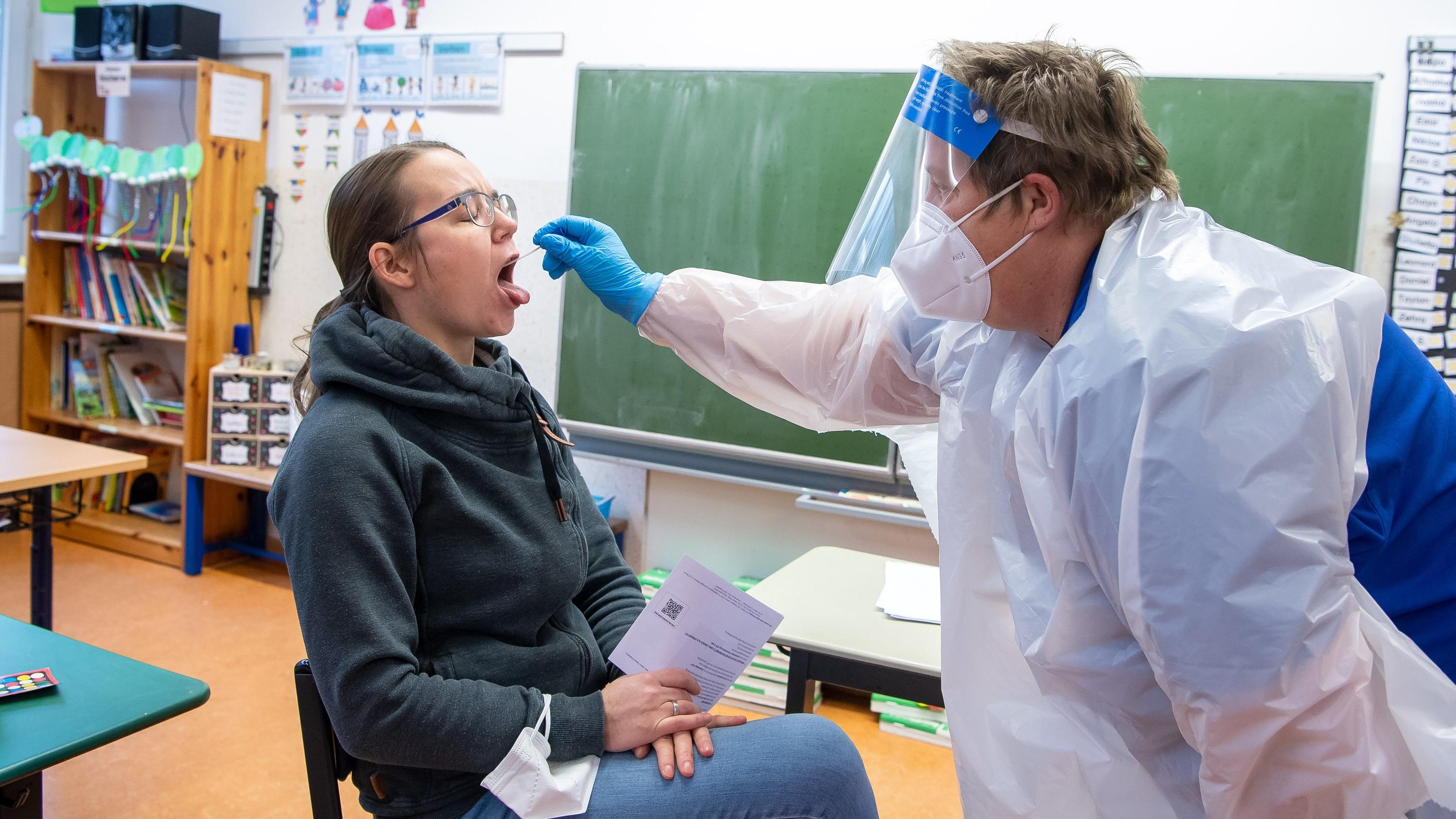 Corona-Irrsinn in Sachsen: Schüler sollen mit ÖPNV zum Test