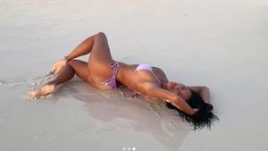 Nicole Scherzinger rekelt sich im knappen Bikini am Strand. 