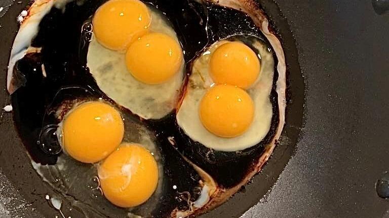 Zwei Eigelbe in einem Ei Kann man DoppeldotterEier problemlos essen?