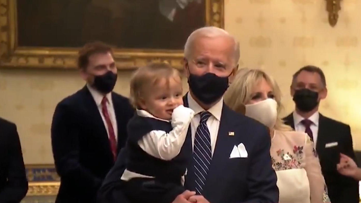 Amtseinführung von Joe Biden: Baby-Enkel Beau stiehlt ...