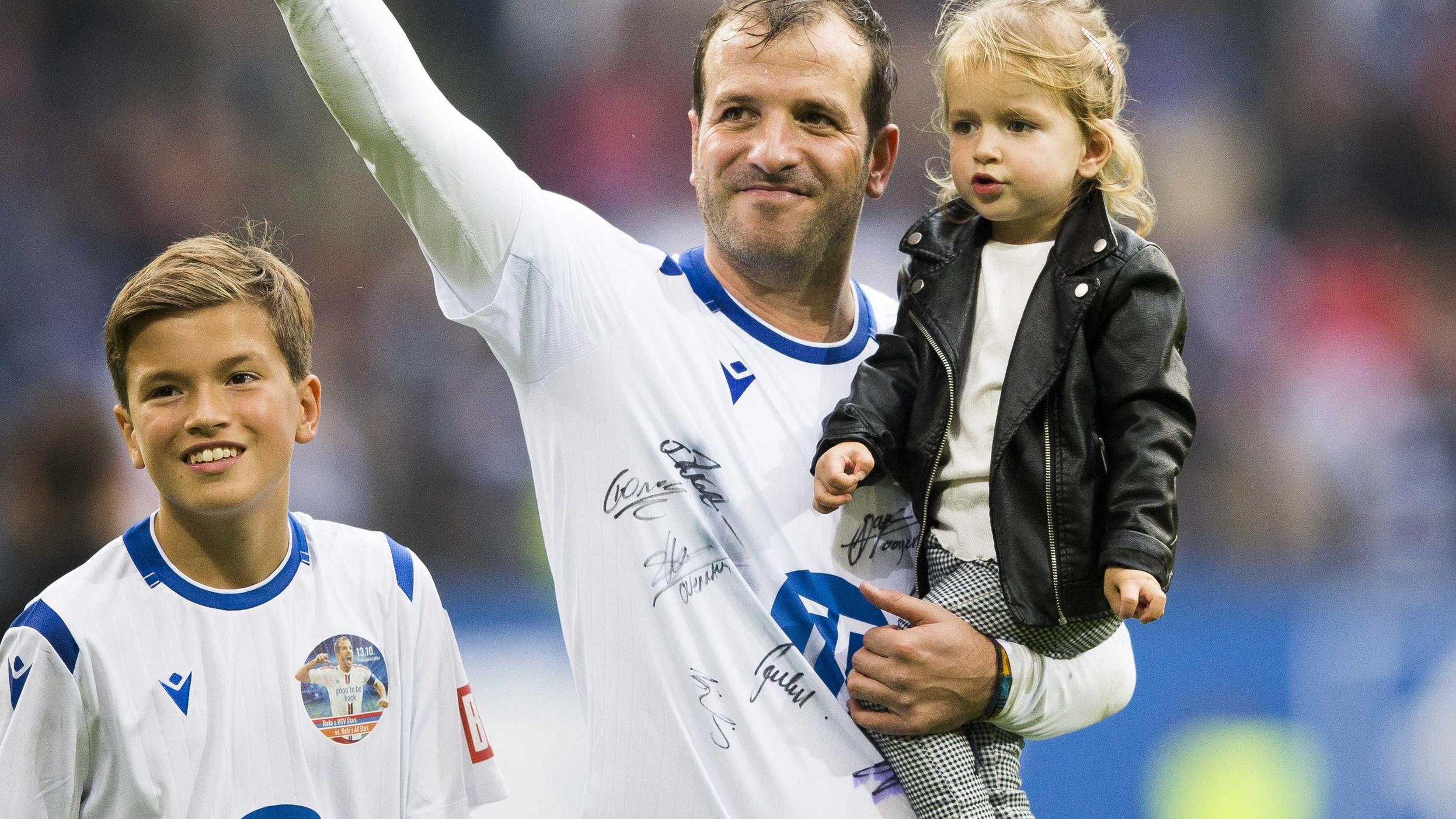 Rafael van der Vaart mit seinen Kindern Damián und Jesslynn bei seinem Abschied im Stadion des Hamburger SV im Jahr 2019.
