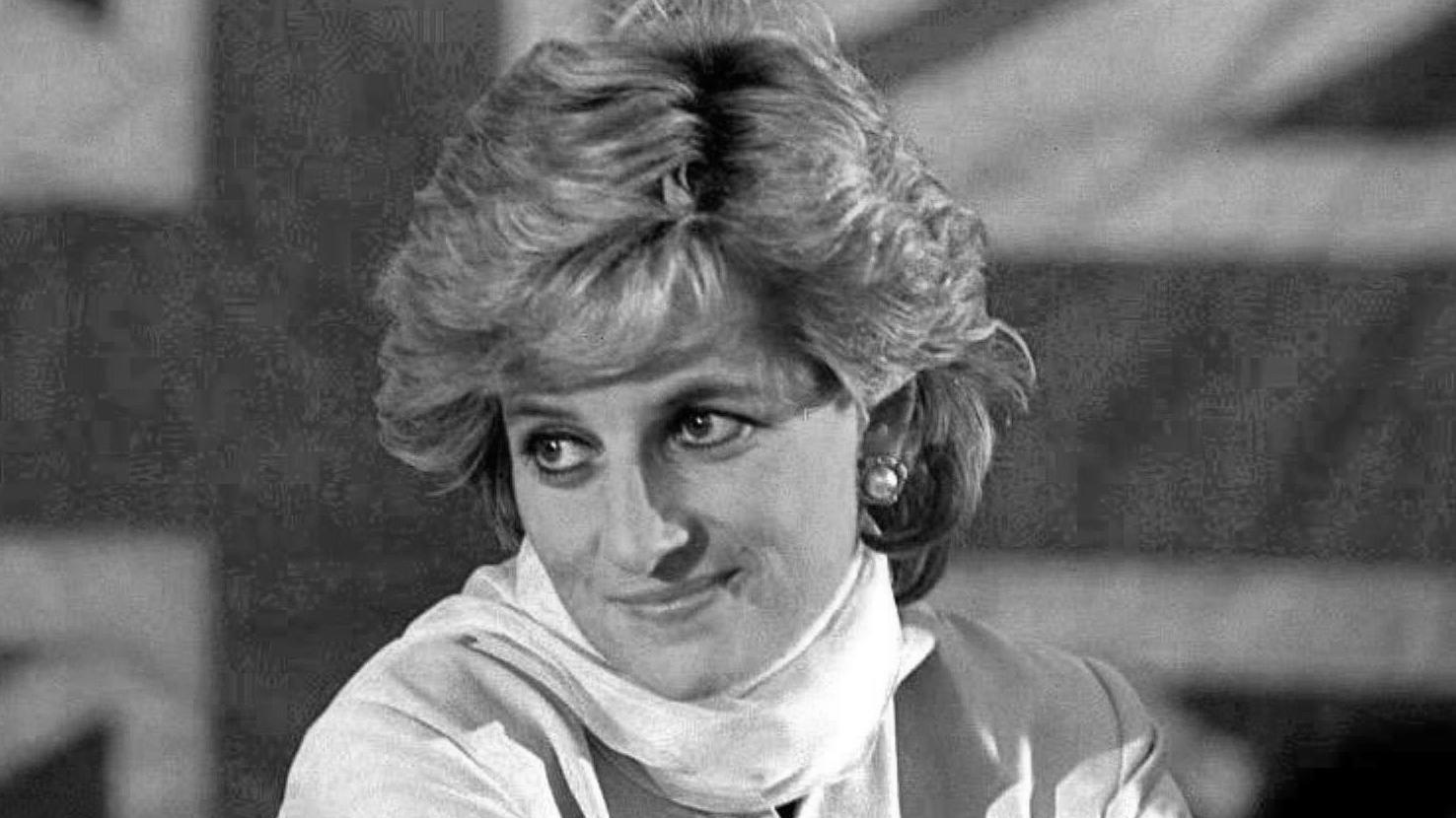 ARCHIV - 22.02.1996, Pakistan, Lahore: Prinzessin Diana vor der britischen Fahne. (Zu dpa: «Kristen Stewart zeigt sich als Prinzessin Diana in «Spencer»») Foto: John Giles/PA/epa/dpa +++ dpa-Bildfunk +++