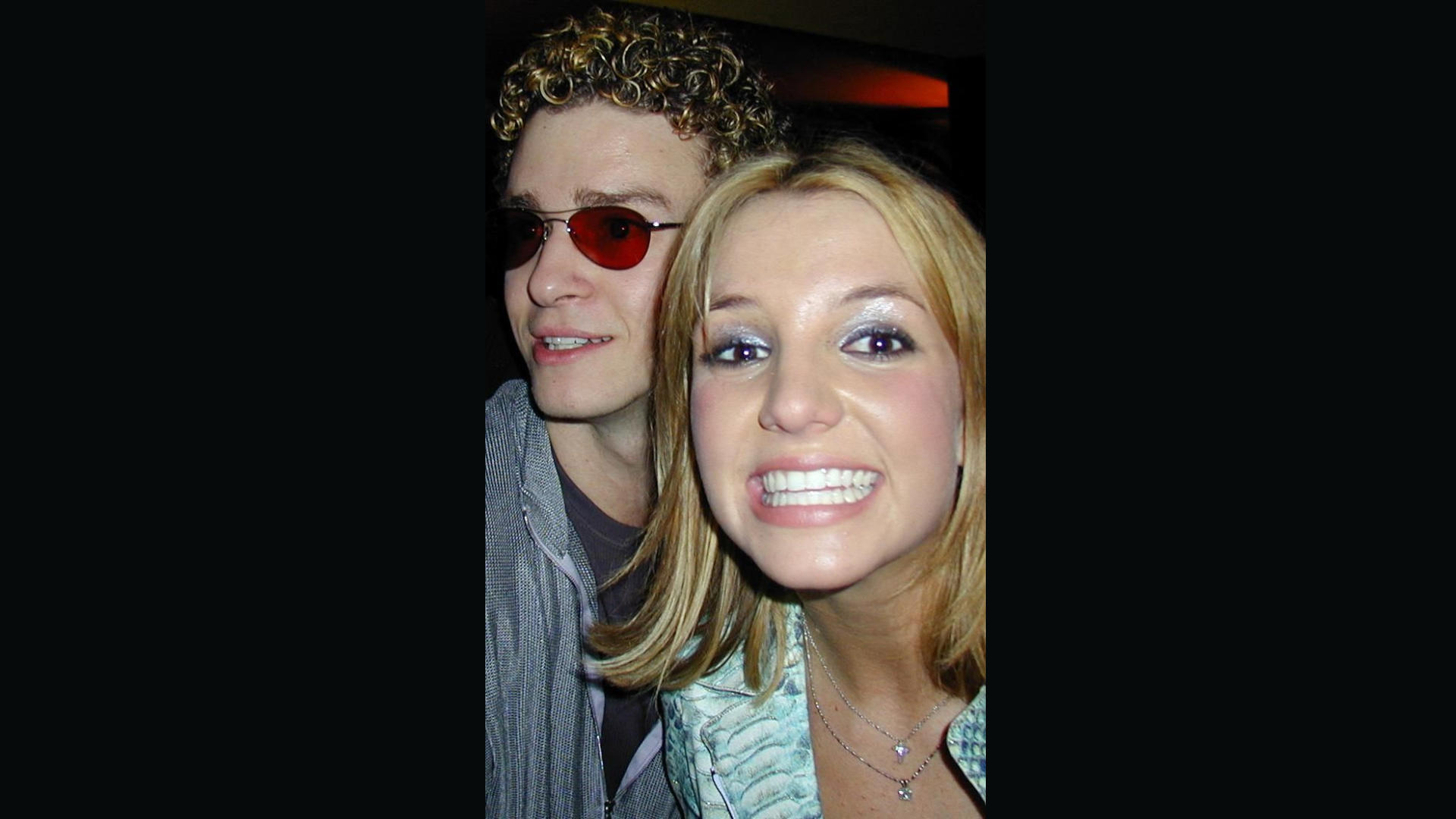 Ein bisher ungesehenes Foto aus der Partynacht von Britneys 18. Geburtstag zeigt ein verliebtes Pärchen.