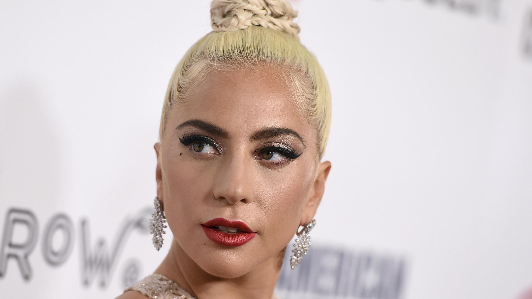 ARCHIV - 29.11.2018, USA, Beverly Hills: Lady Gaga, amerikanischer Pop-Star, kommt zur Verleihung des American Cinematheque Awards. (zu dpa «Lady Gaga zeigt sich als «Gucci»-Ehefrau - mit Adam Driver») Foto: Jordan Strauss/Invision/AP/dpa +++ dpa-Bil