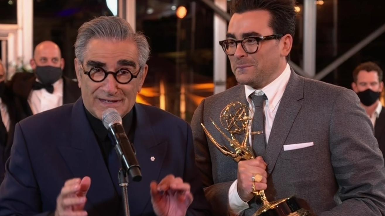 Eugene Levy und sein Sohn Dan nehmen einen Emmy für "Schitt's Creek" entgegen