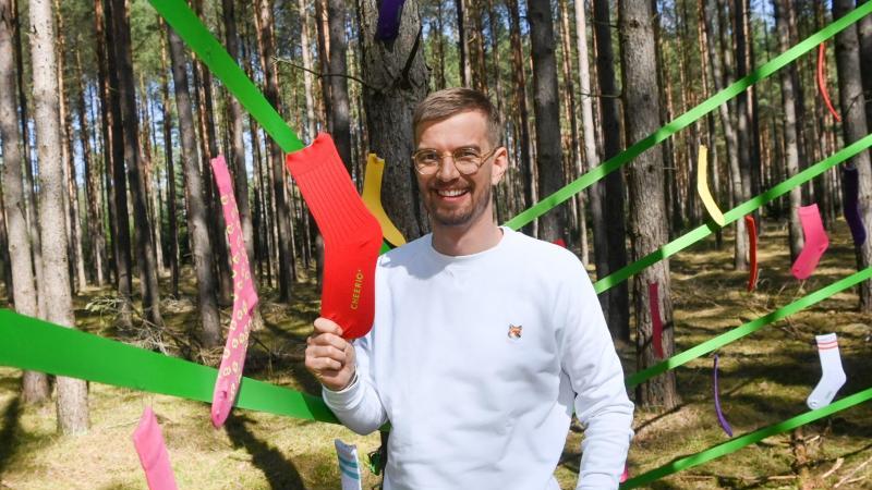 Joko Winterscheidt will mit Socken den Wald retten