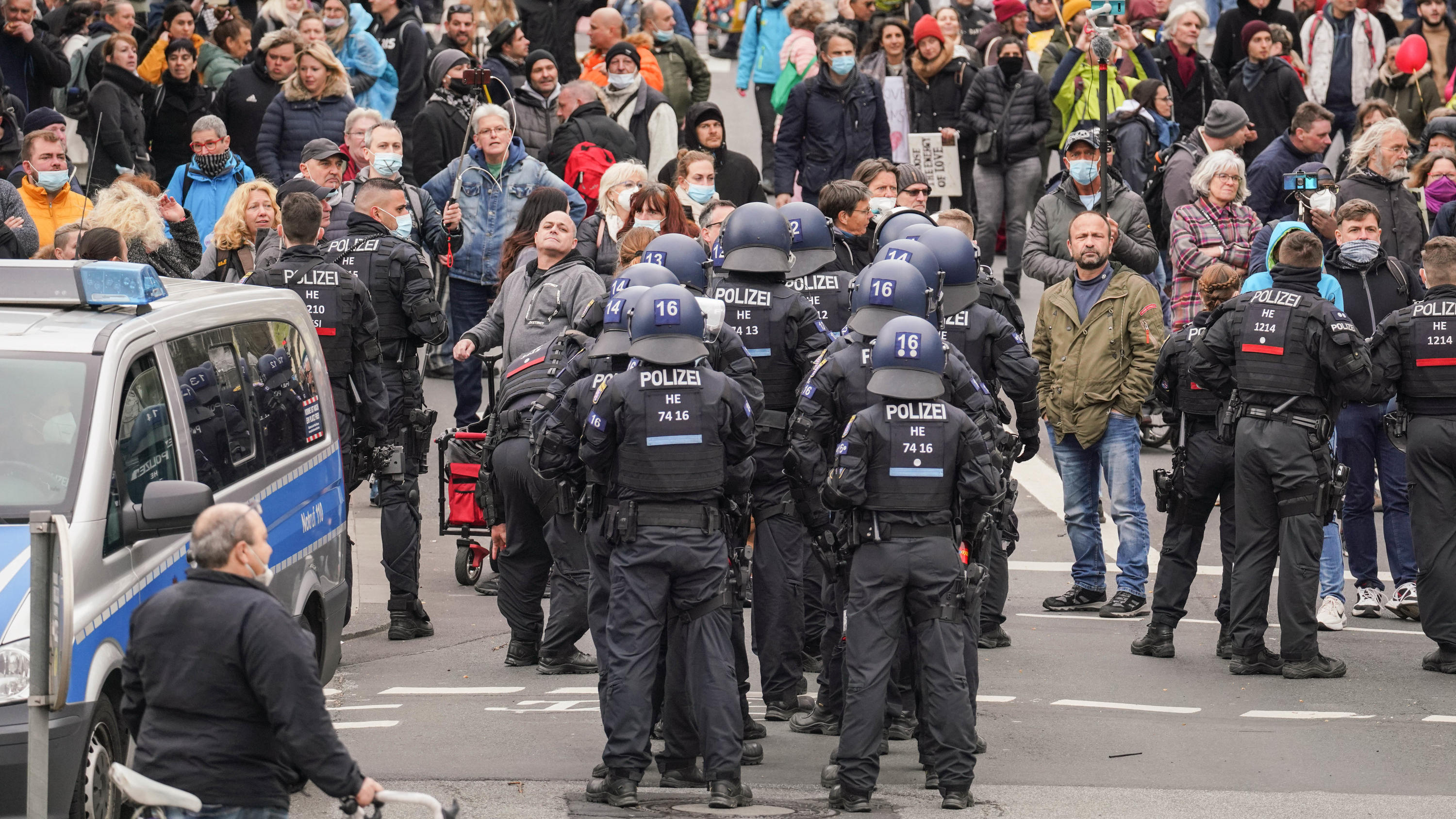 Polizei stoppt Corona-Leugner in Wiesbaden