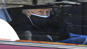 Queen verlässt Schloss Windsor im Auto