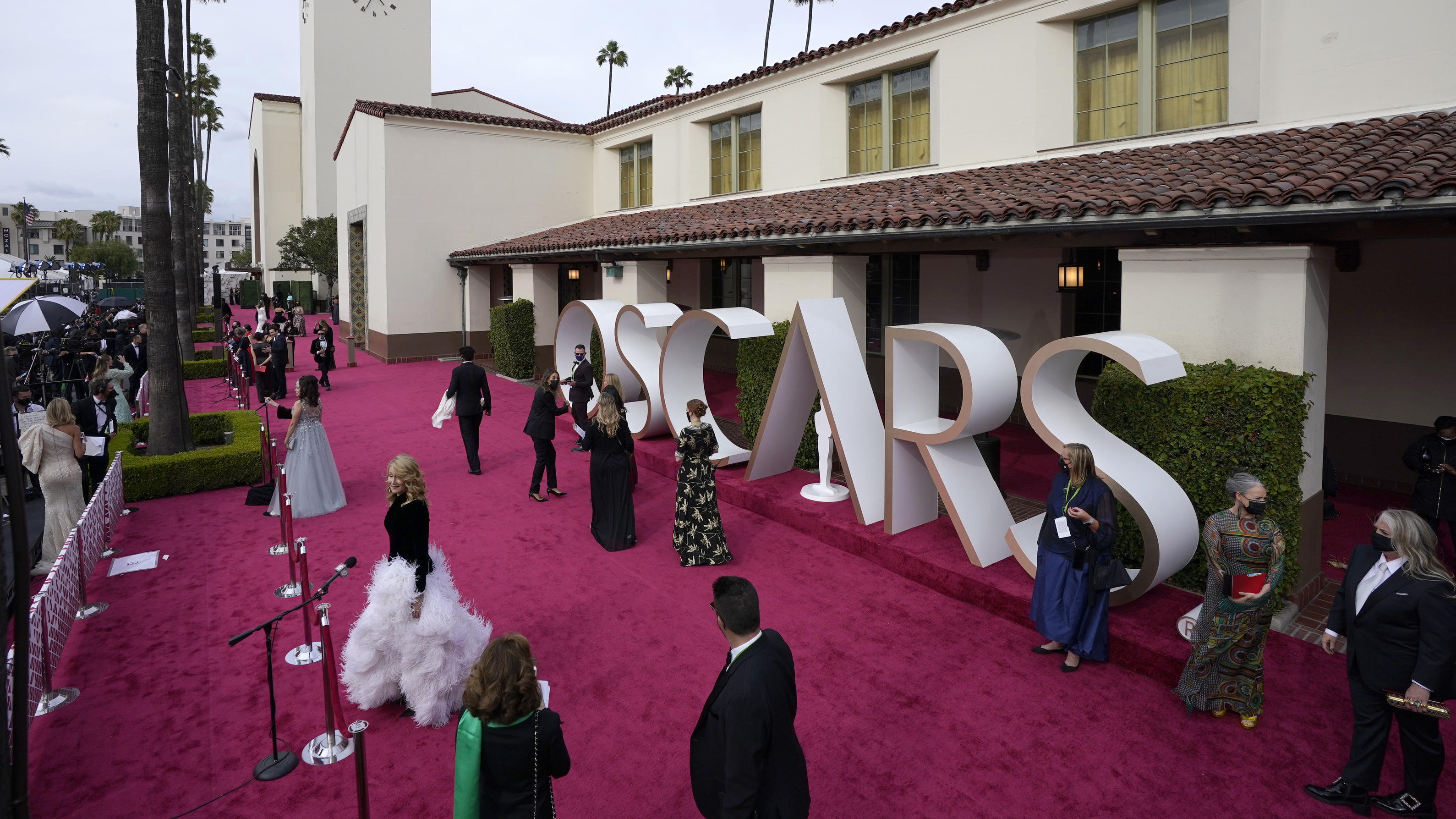 Oscars 2021: Flirt mit Brad Pitt & Empörung über Gewinner ...