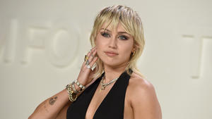 Miley Cyrus räkelt sich auf Autohaube