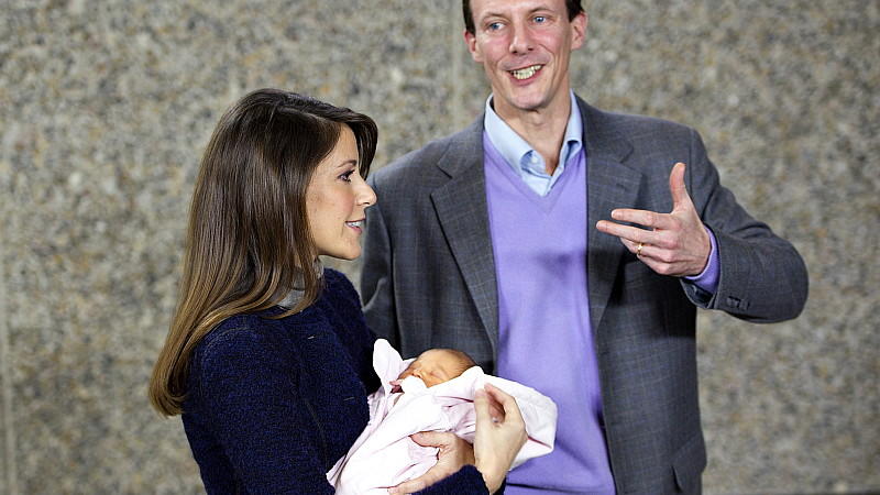Die dänische Prinzessin Marie zeigt ihre neugeborene Tochter