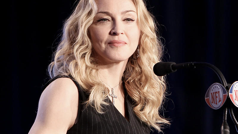 Madonna tritt während des Super-Bowl-Finales auf