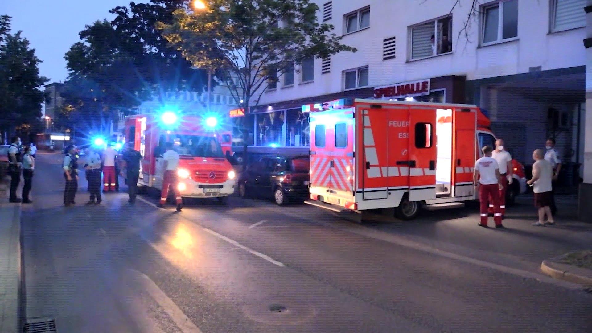 Horror! Kind (3) stürzt aus dem Fenster Vater springt