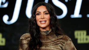 Kim Kardashian zeigt sich mit blonden Haaren und Augenbrauen