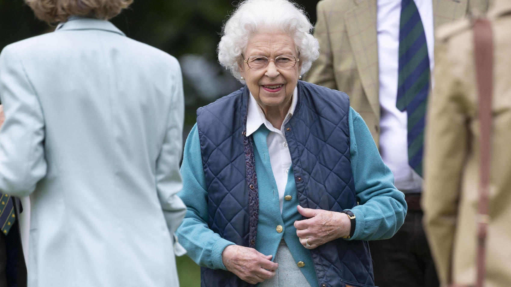 Queen Elizabeth II. macht es sich im Freizeit-Look beim Pferdesport