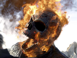 Nicolas Cage als flammenpinkelndes Skelett