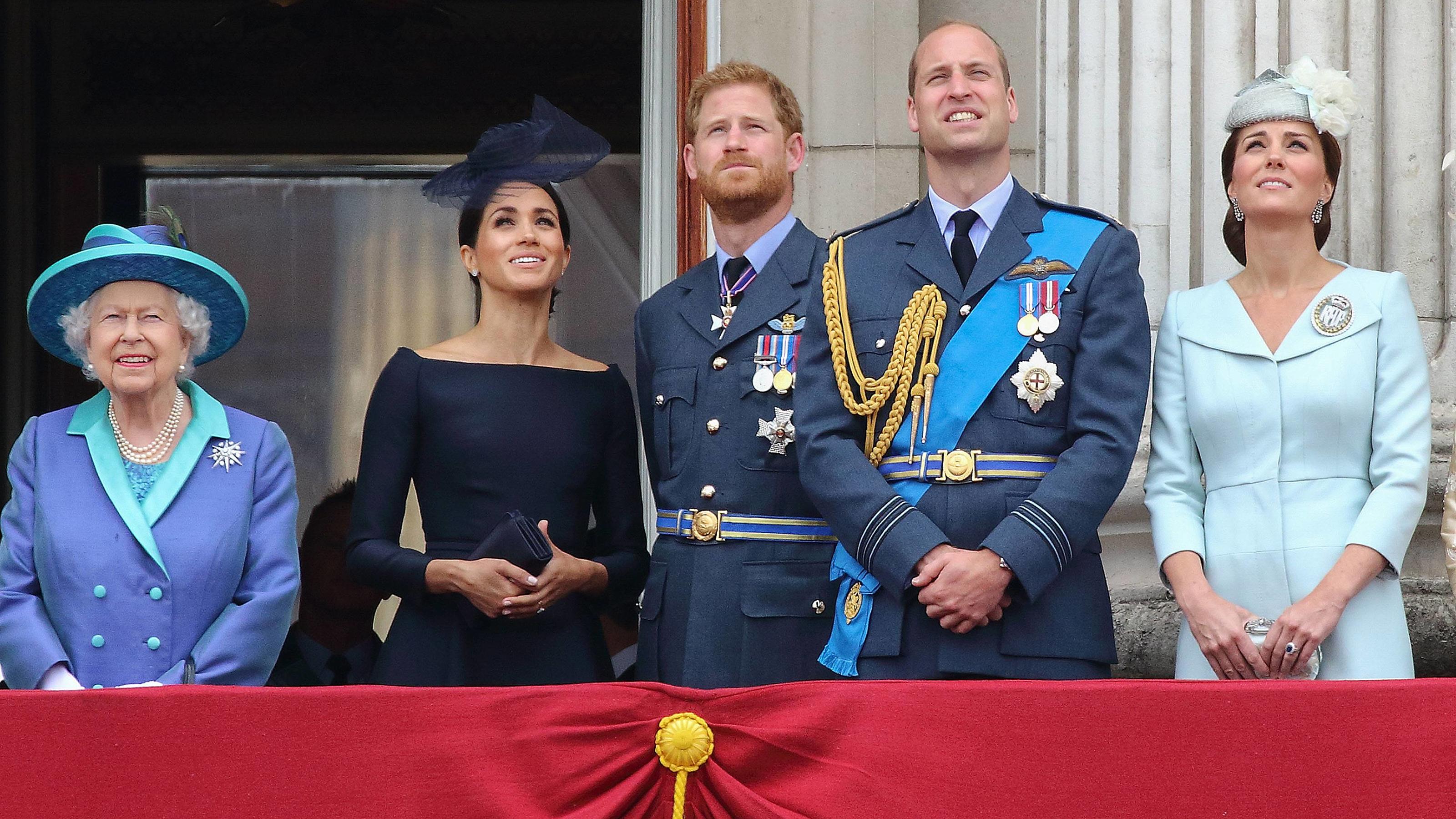 The royal family. Принц Гарри и Елизавета 2. Королевская семья Великобритании. Великобританская Королевская семья. Британский Монарх принц Уильям.