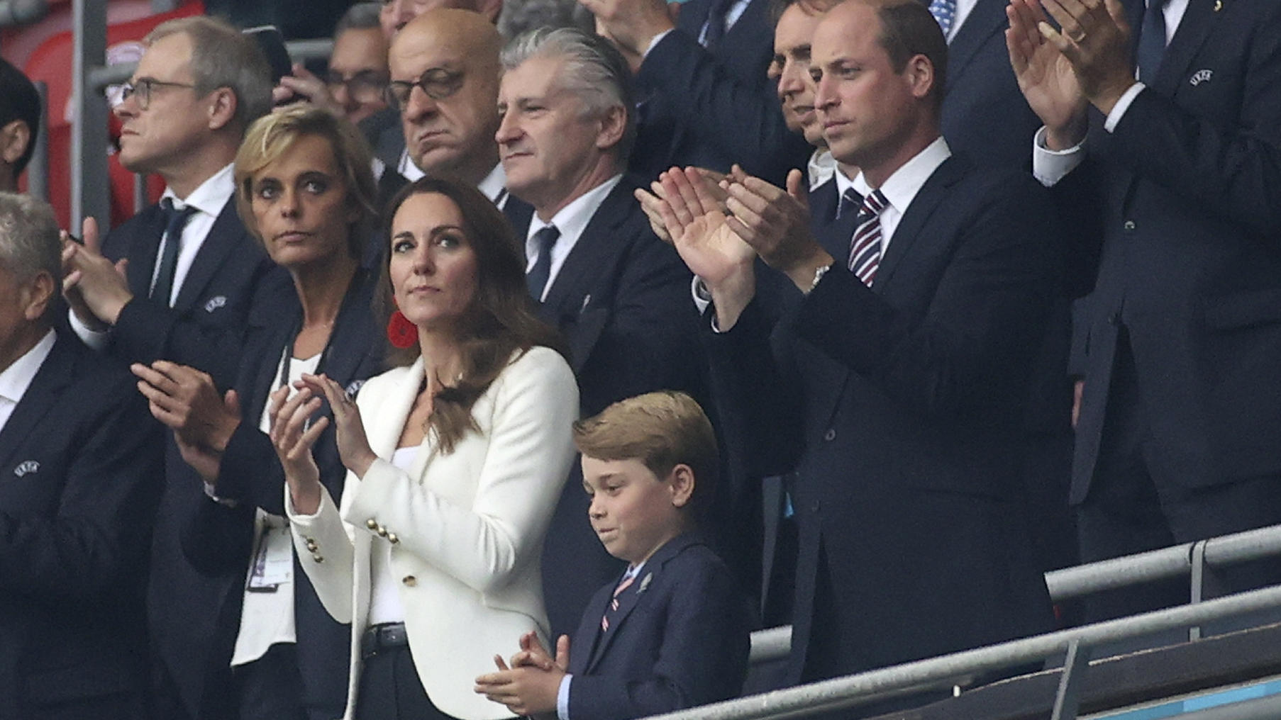 Herzogin Kate, Sohnemann George und Prinz William haben sich das EM-Spiel live in Wembley angesehen.