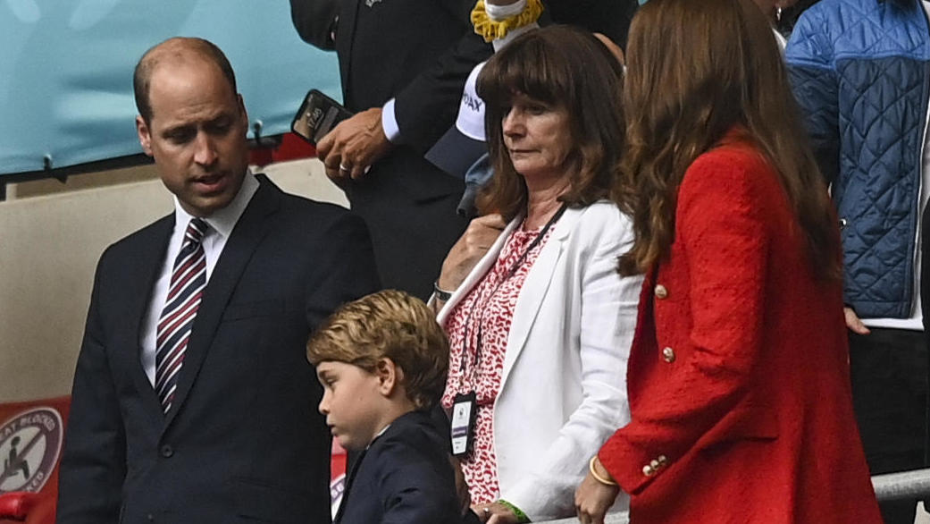 Ein enttäuschter George zieht von dannen - zusammen mit Papa Prinz William und Mama Herzogin Kate.