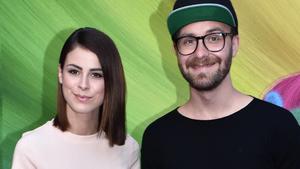 Lena supportet Mark mit Herzchen-Post