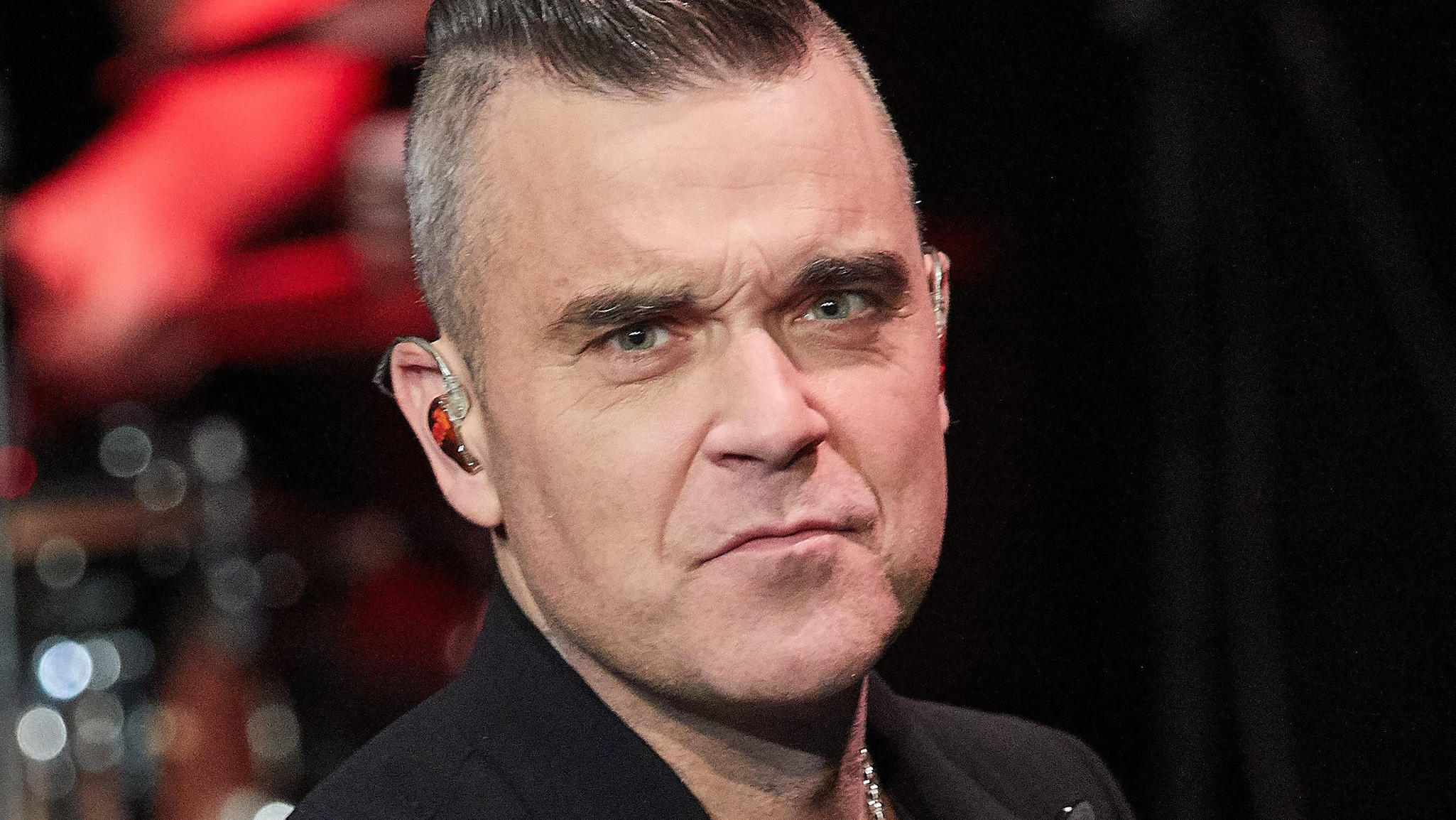ARCHIV - 05.12.2019, Hamburg: Der Sänger Robbie Williams steht auf der Bühne im Kehrwieder Theater. Williams  hat sich erneut als Fan von Liverpool-Trainer J. Klopp gezeigt. «Er ist mein Männerschwarm. Ich liebe ihn ein bisschen», sagte der Brite der