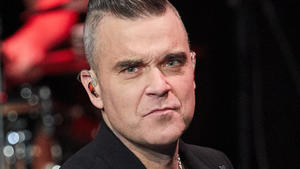 DAS hat Robbie Williams in seinem Ohr