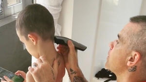 Robbie Williams rasiert seinem Sohn eine Glatze