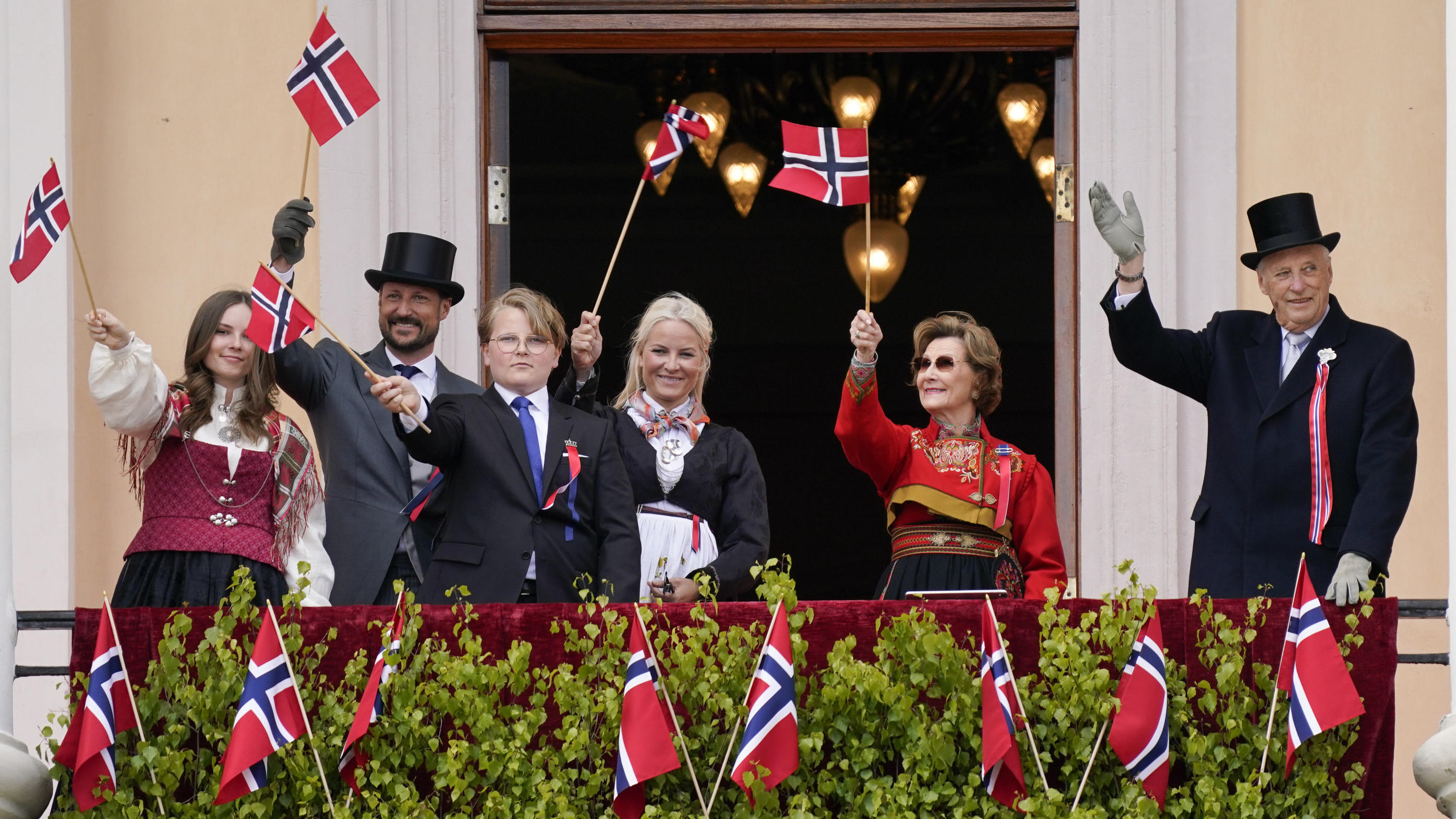 König Harald V. von Norwegen (r-l), Königin Sonja, Kronprinzessin Mette-Marit, Prinz Sverre Magnus, Kronprinz Haakon, und Prinzessin Ingrid Alexandra winken während der Feierlichkeiten zum Verfassungstag