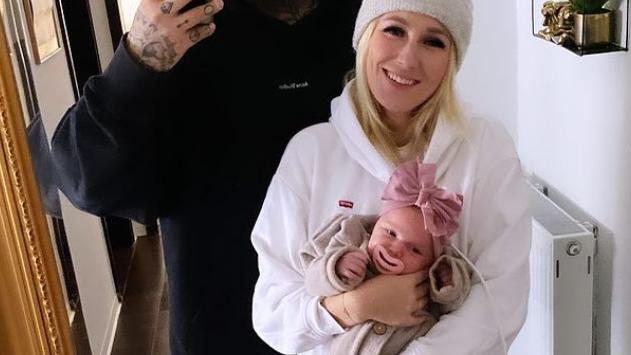 Nik und Jessi Schröder zeigen zum ersten Mal Tochter Hailey Emilia von vorne.