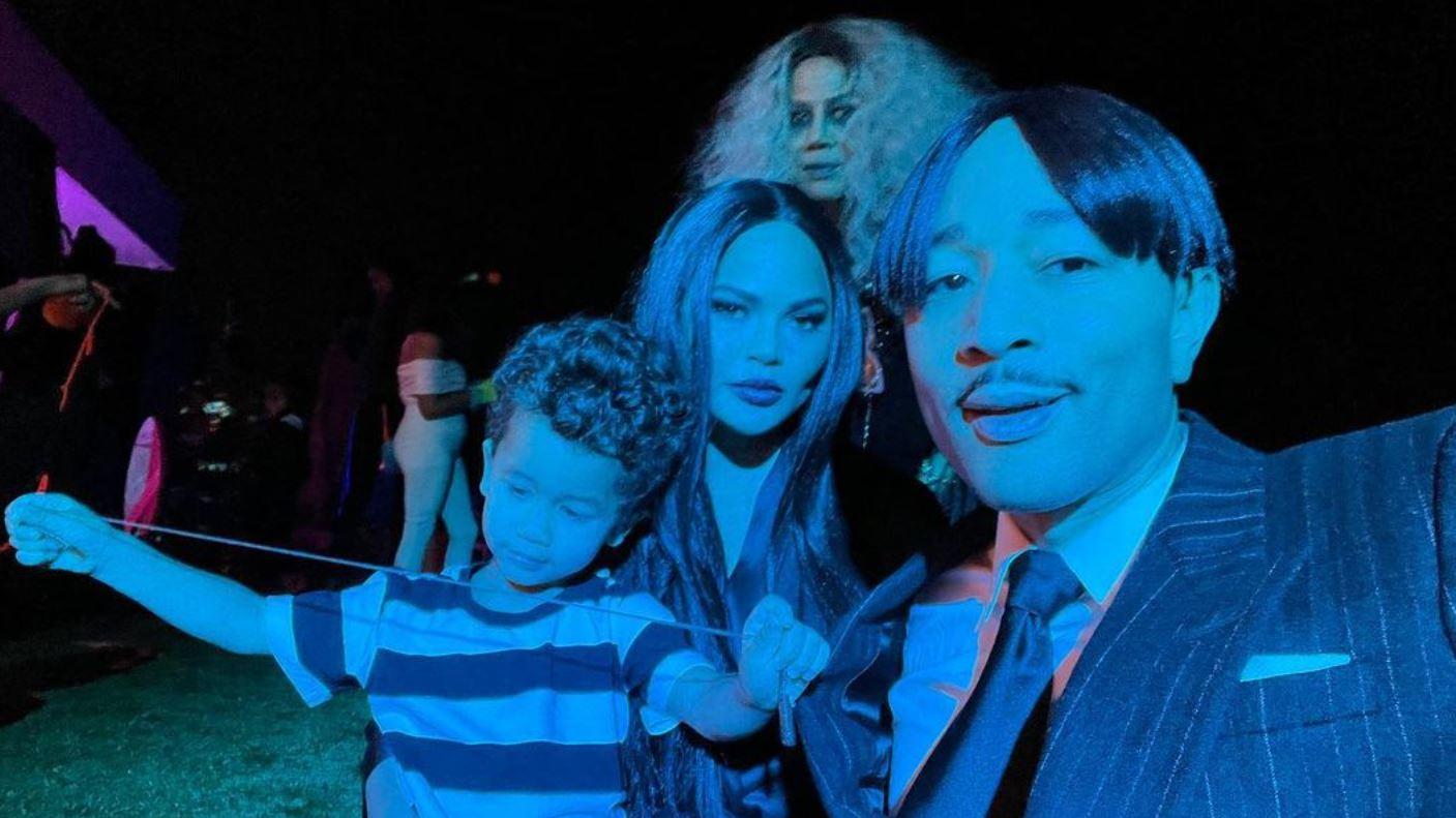 Chrissy Teigen und John Legend mit ihrem Sohn Miles und Chrissys Mama