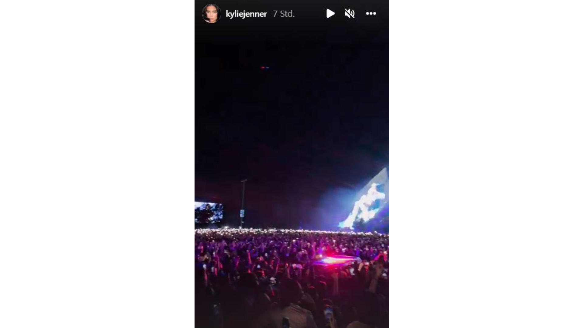 Kylie Jenner filmte den Krankenwagen, der sich den Weg durch die Menge bahnt.