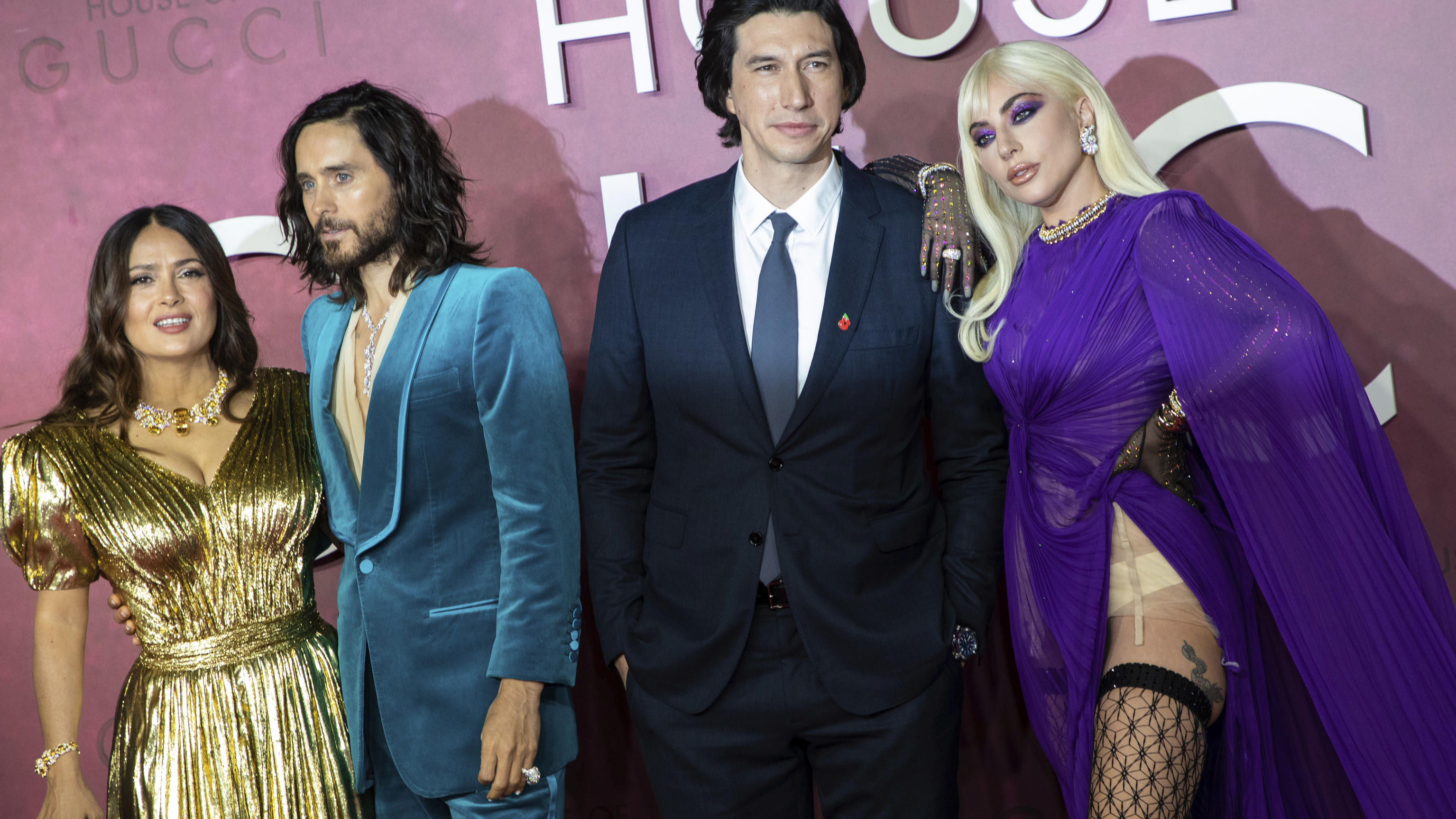 Lady Gaga zeigt bei der Weltpremiere von "House of Gucci", was sie unterm Kleid trägt. An ihrer Seite: ihre Co-Stars Salma Hayek , Jared Leto and Adam Driver.