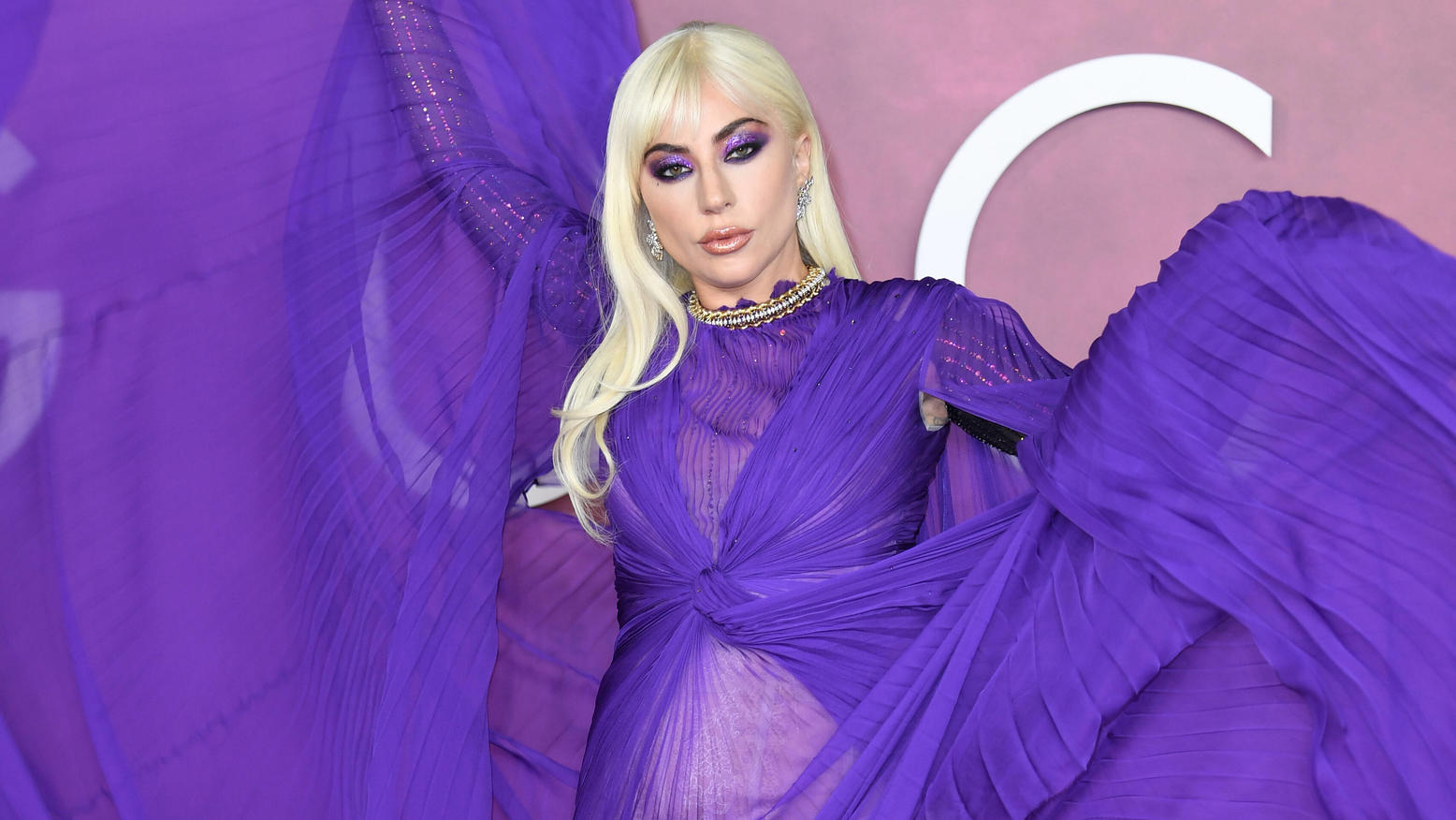 Lady Gaga erschien in einem extravaganten Outfit zur "House of Gucci"-Premiere in London.