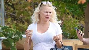 Pamela Anderson holt völlig ungeschminkt Kaffee