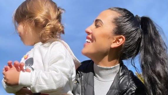 Elena Miras mit Töchterchen Aylen