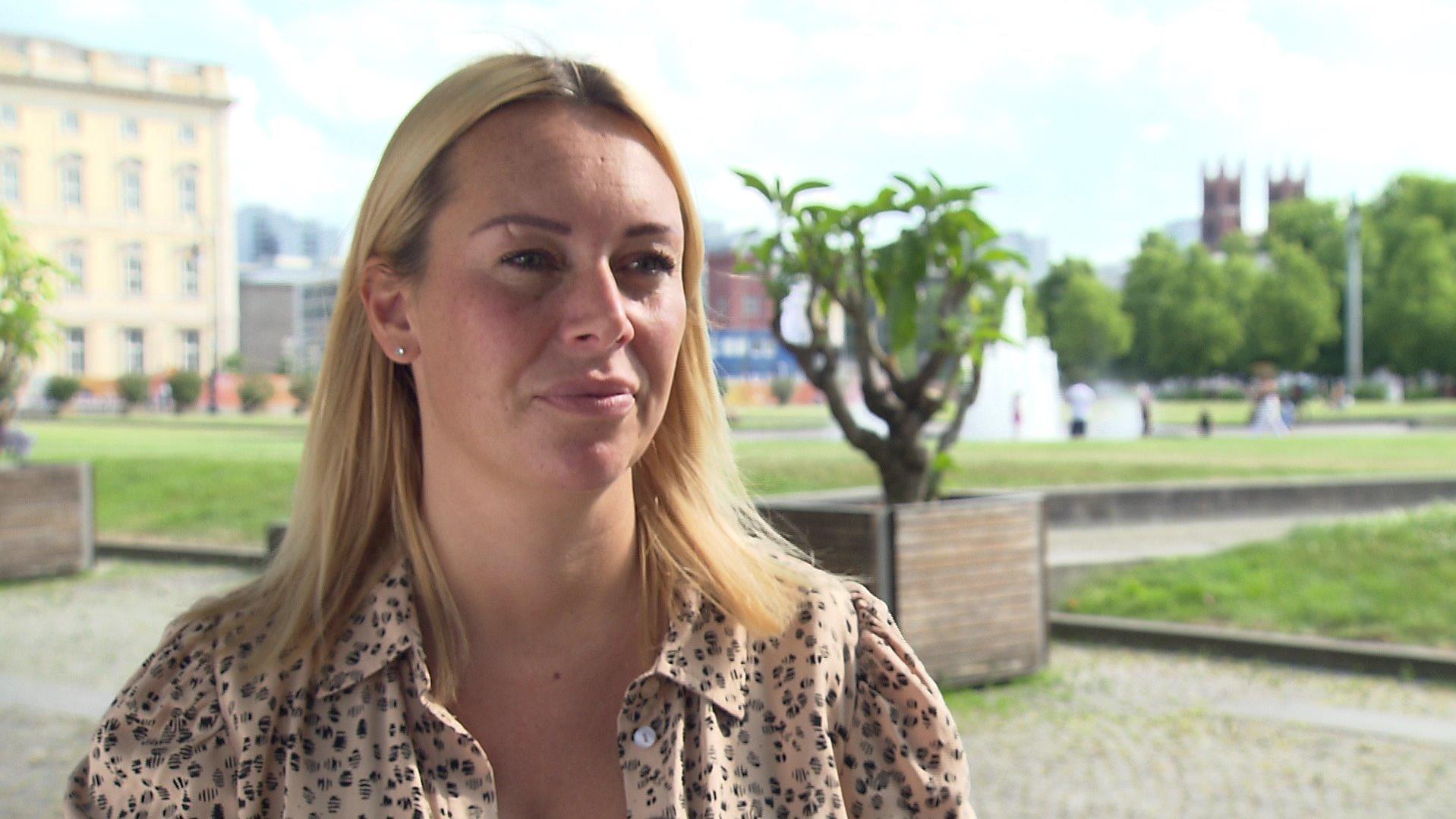 Influencerin Julia Holz im Interview mit RTL.