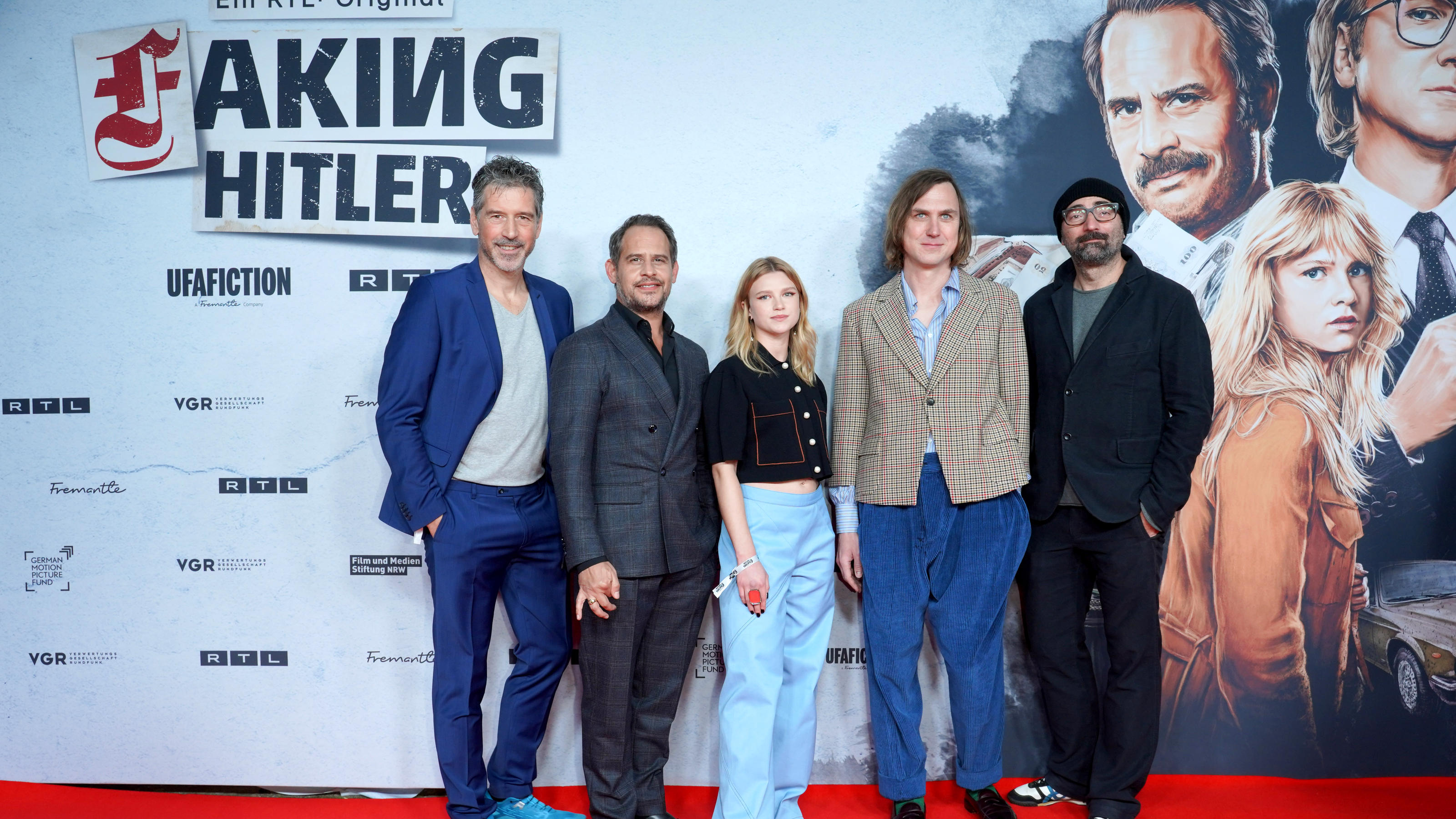 Die Regisseure Wolfgang Gross (l) und Tobi Baumann (r) und die Schauspieler Moritz Bleibtreu (2.v.l-r), Sinja Irslinger und Lars Eidinger kommen zur Premiere der Serie "Faking Hitler".