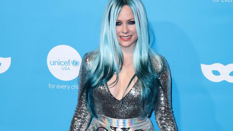 Avril Lavigne schwärmt von ihrer Zusammenarbeit mit Travis Barker