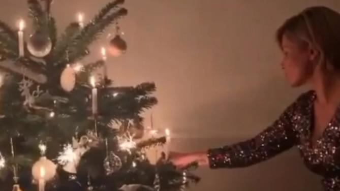 Jasmin Herren schmückt den Weihnachtsbaum.