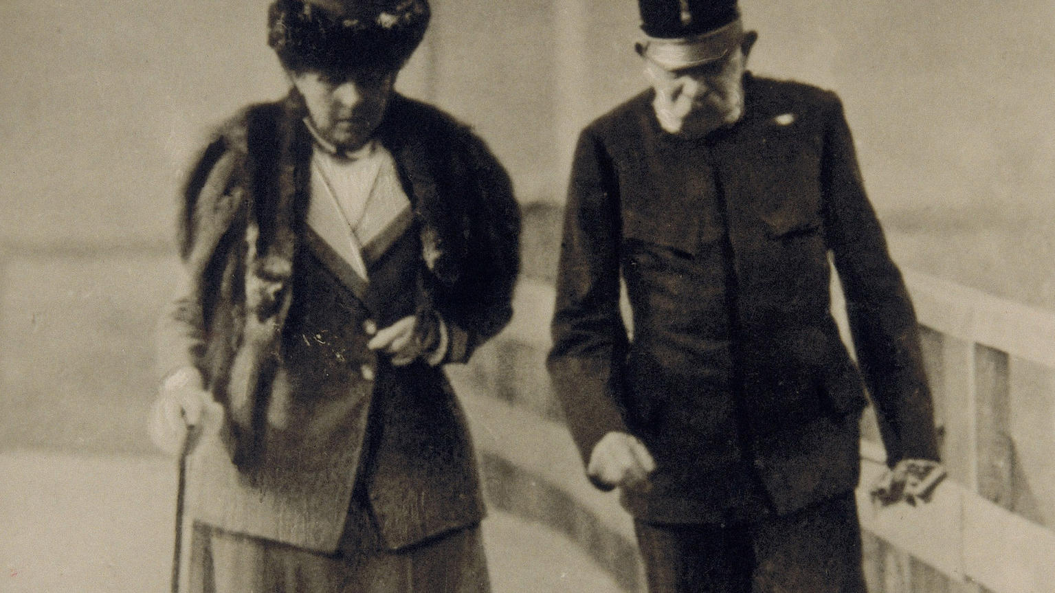 Kaiser Franz Joseph und Katharina Schratt auf dem Weg zur Villa der Hofschauspielerin in Bad Ischl. Photographie um 1910.