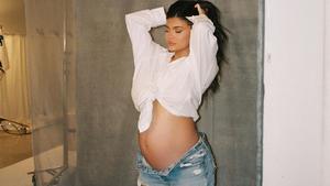 Kylie Jenner zeigt prächtige Babykugel