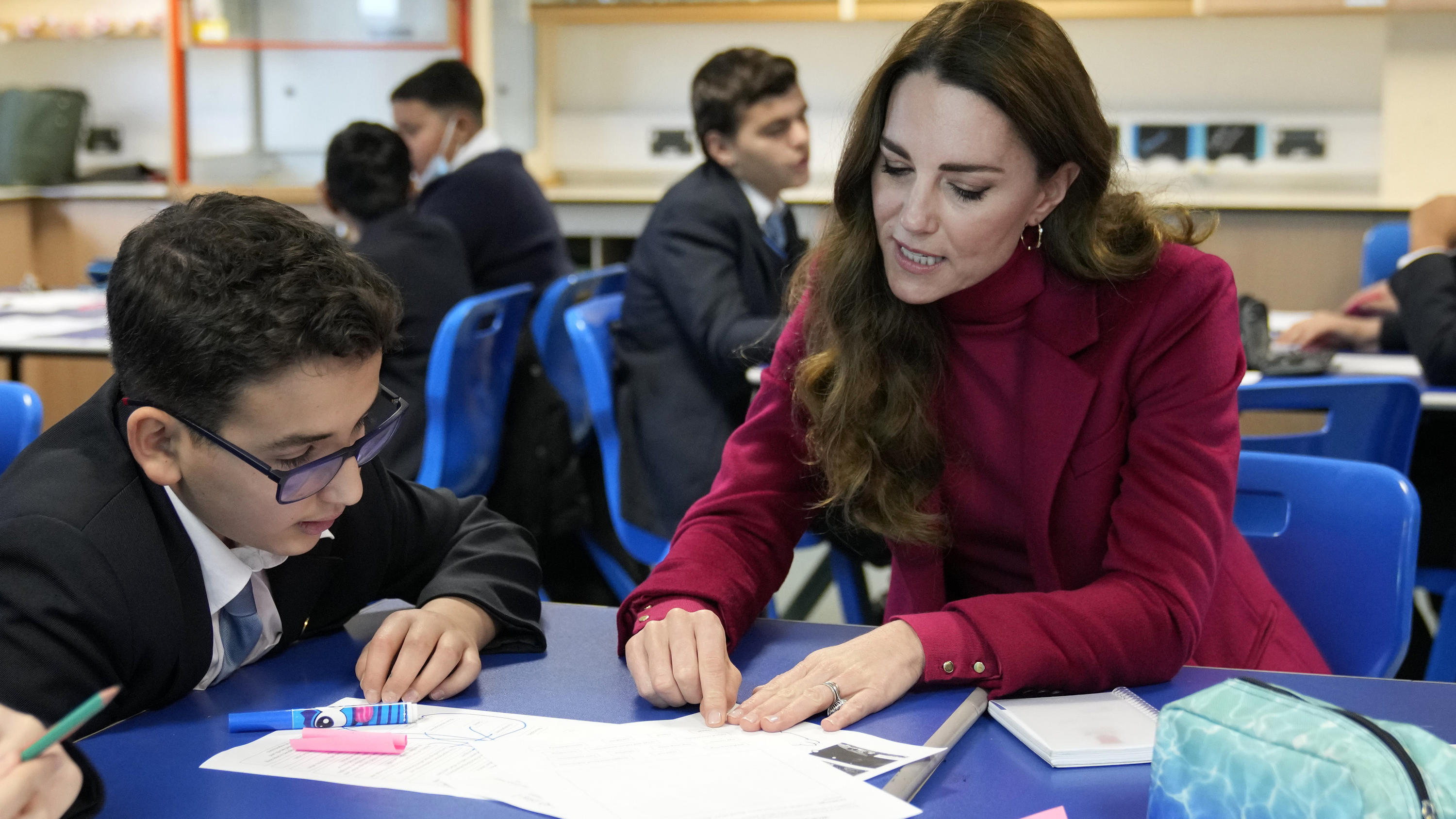 Kate spricht während eines Besuchs in der Tower Hill High School mit einem Schüler. Die Herzogin nahm dort an einem naturwissenschaftlichen Unterricht teil.