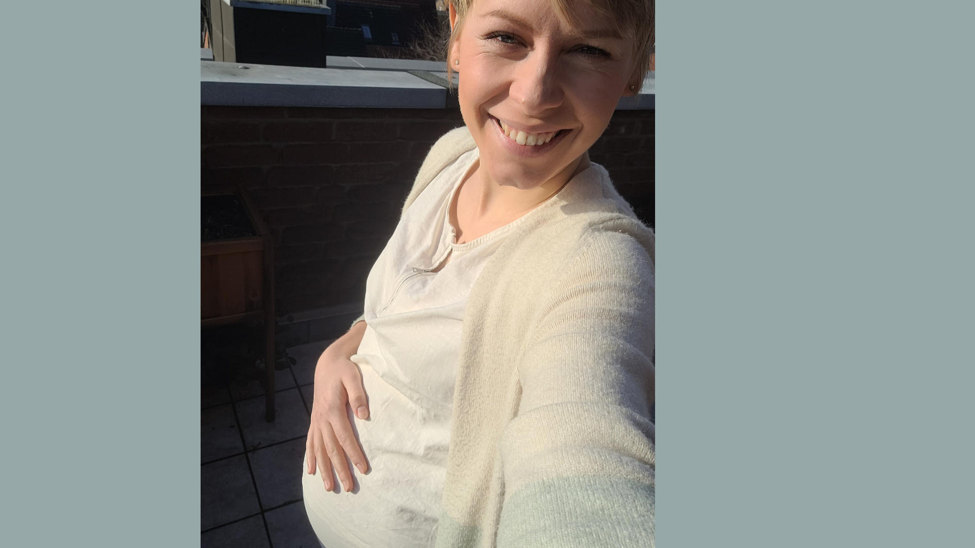 Voller Stolz streckt Jasmin Minz ihren Bauch in die Kamera: Sie freut sich auf ihr 1. Baby. 