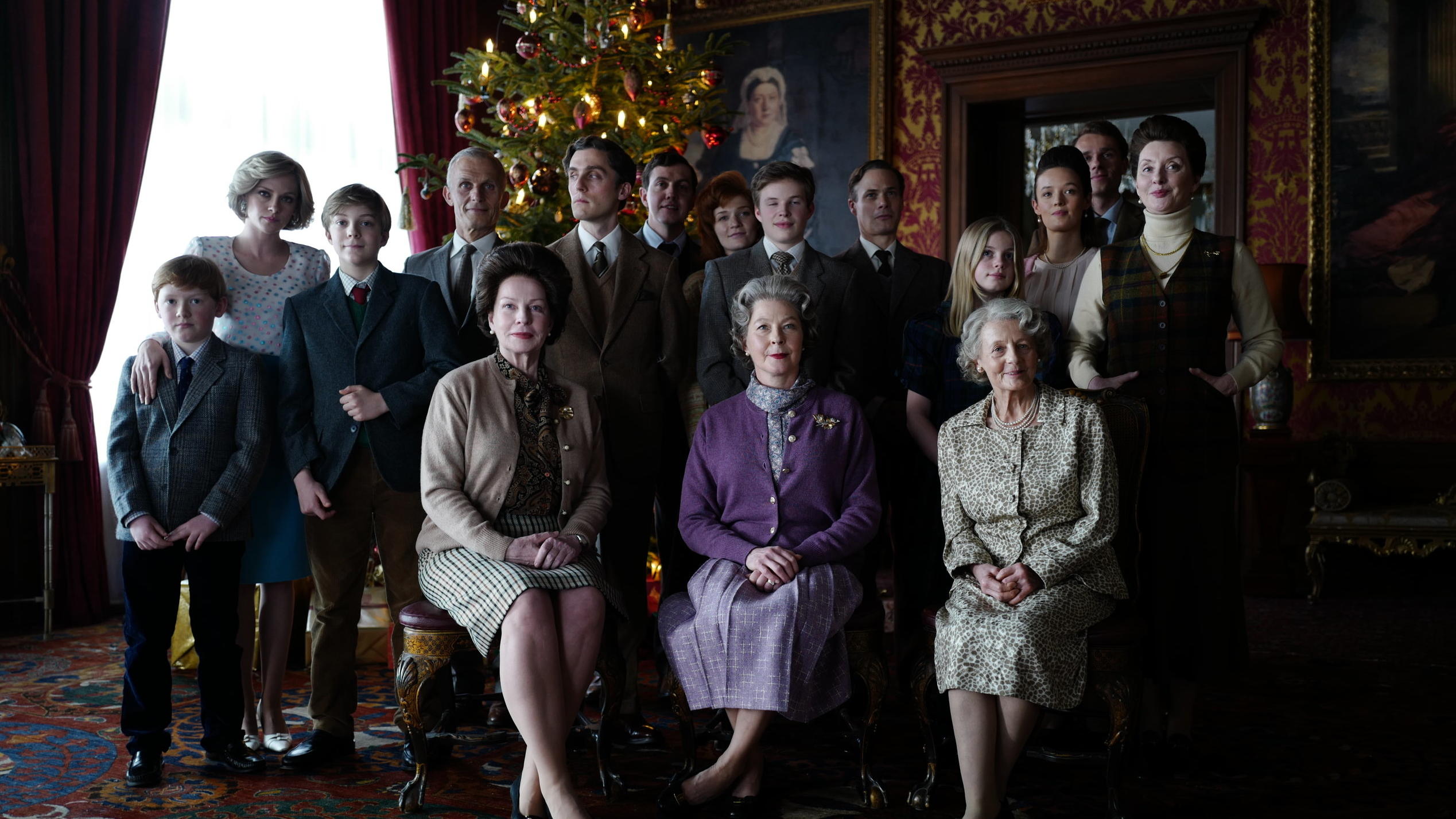 Freddy Spy (l) als Harry, Kristin Stewart (2.v.l.) als Diana, Jack Nielen (3.v.l.) als William, Jack Farthing (6.v.l.) als Charles und Stella Gonet (vorne M) als die Queen und die Mitgleider der Royal Family in einer Szene aus "Spencer".